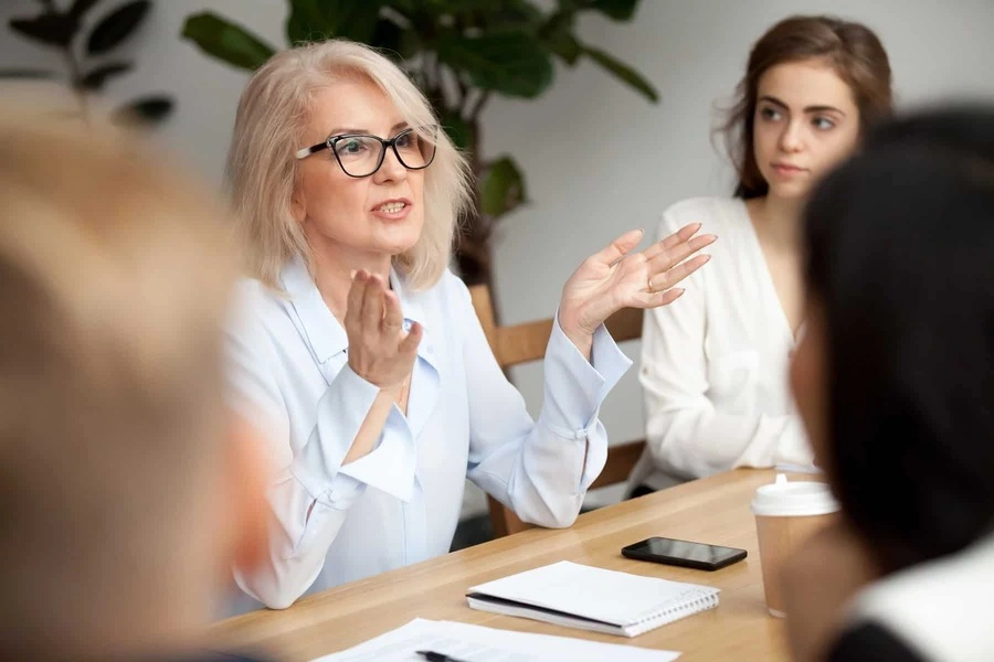 Ervaren coach begeleidt groep professionals tijdens een training